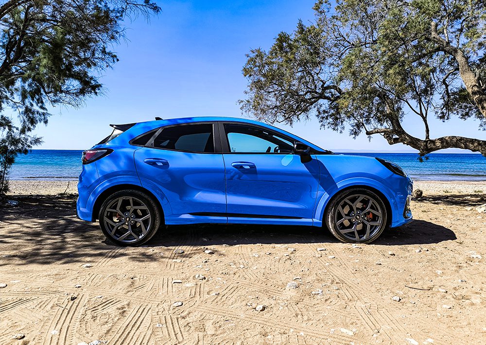 Το Ford Puma ST 170 στην απόχρωση Bleu Azura  ξεχωρίζει