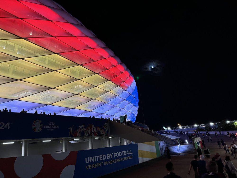 Στα χρώματα της Εθνικής Γερμανίας το Allianz Arena