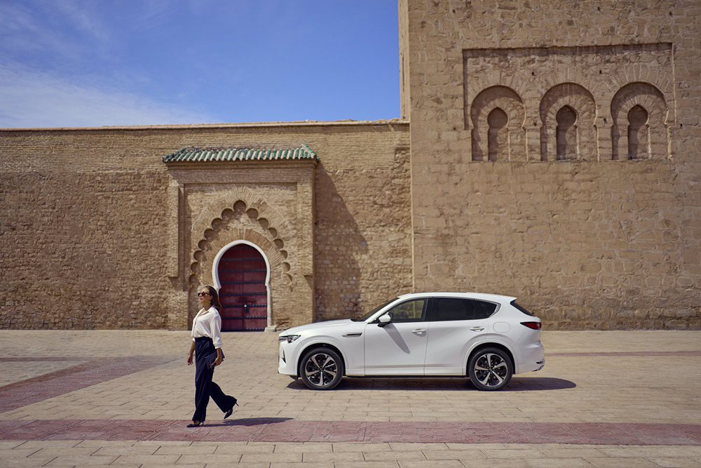 Μια Ευρωπαία, ένα Ιαπωνικό αυτοκίνητο, Mazda, με φόντο τον πολιτισμό του Μαρόκο