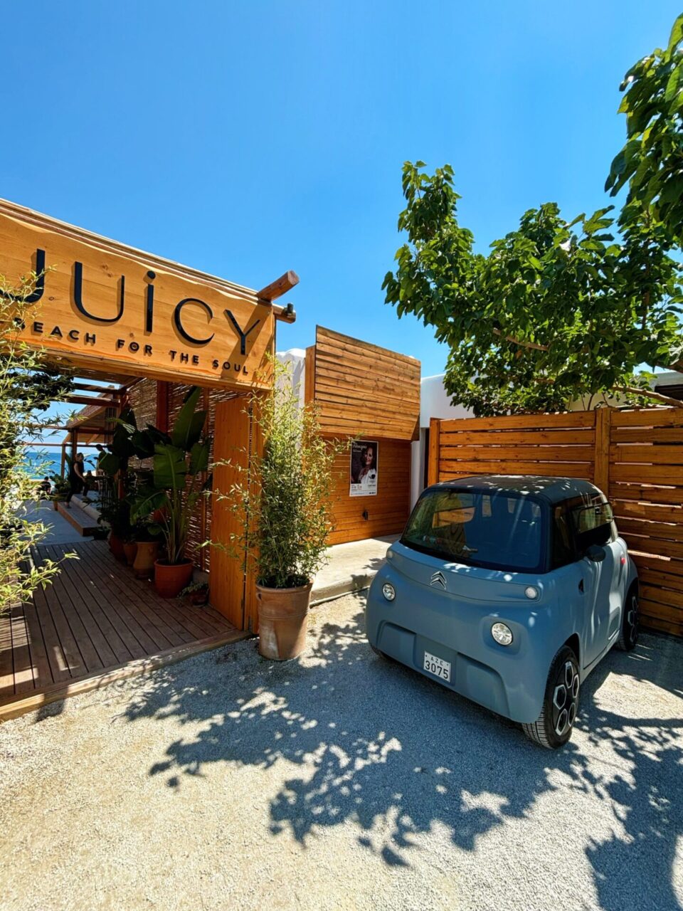 Το Citroen Ami μπροστά το Juicy beach bar στη Σκύρο