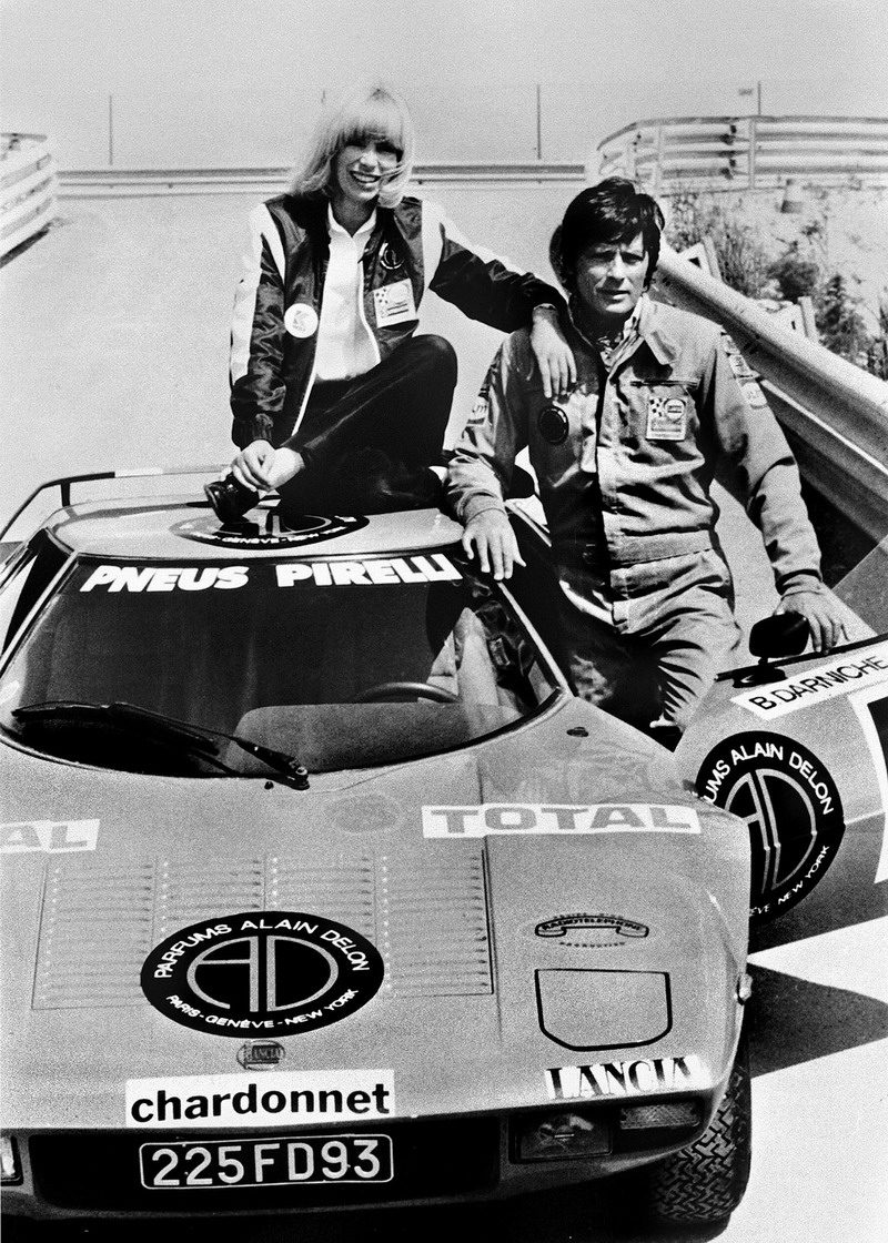 Alain Delon και Mirelle Darc με φόντο τη Lancia Stratos