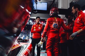 Ο Charles Leclerc στο pit box της Ferrari