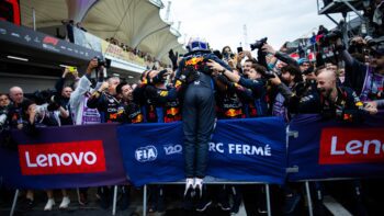 Ο Max Verstappen πανηγυρίζει στο Parc Ferme