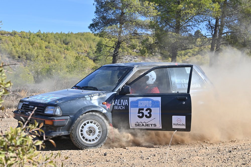 Mετά την ανατροπή, η πόρτα δεν έκλεινε στο Toyota Starlet των Μπατή-Ματαλιωτάκη στο Ιστορικό Ράλι Ακρόπολις. Φωτογραφία Νίκος Κακολύρης 