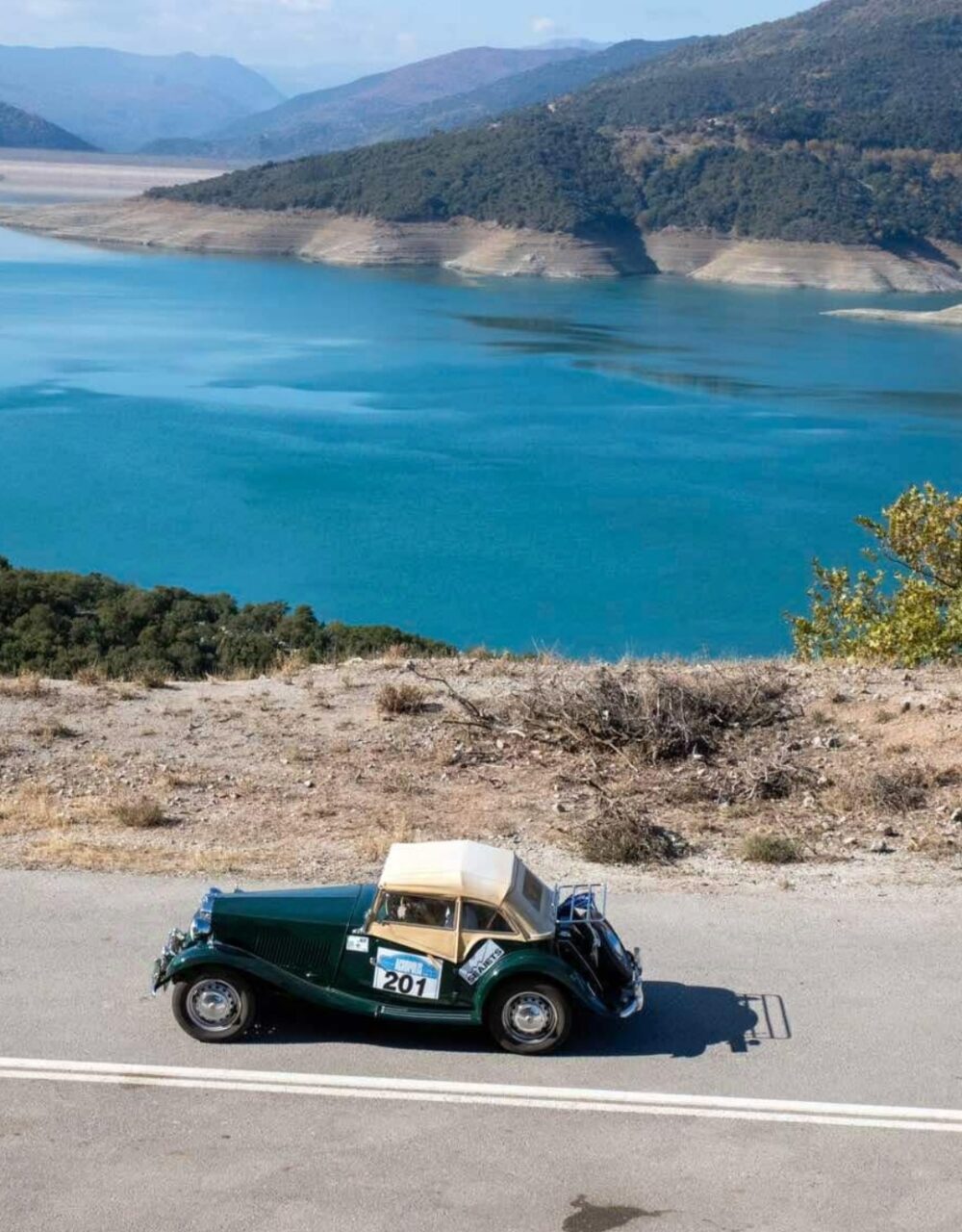 Με θέα τον Μόρνο το το MG TD του 1950 των Βουγιούρη - Κανελλόπουλου