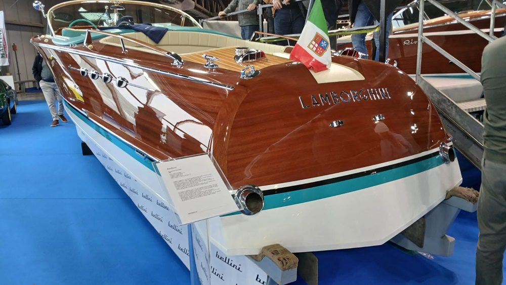 Riva με μοτέρ Lamborghini στο Milano Auto Classica