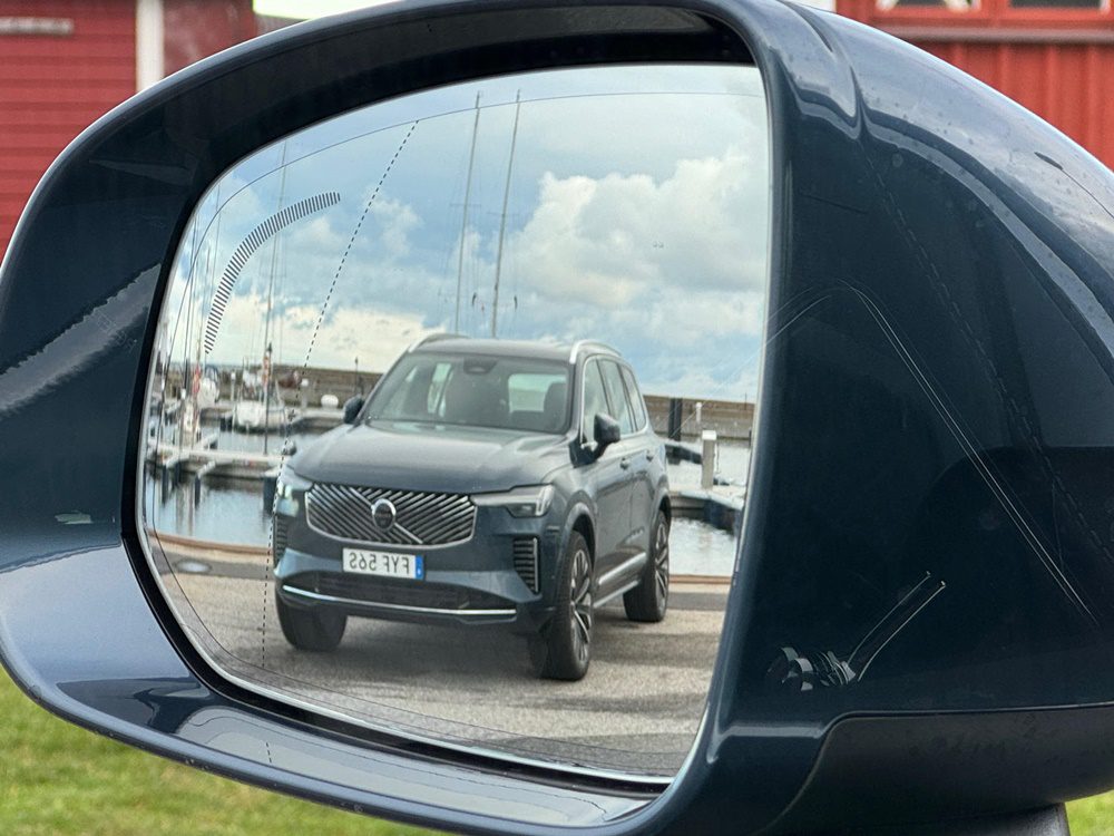 To μπροστινό μέρος στο Volvo XC90 ανανεώθηκε 