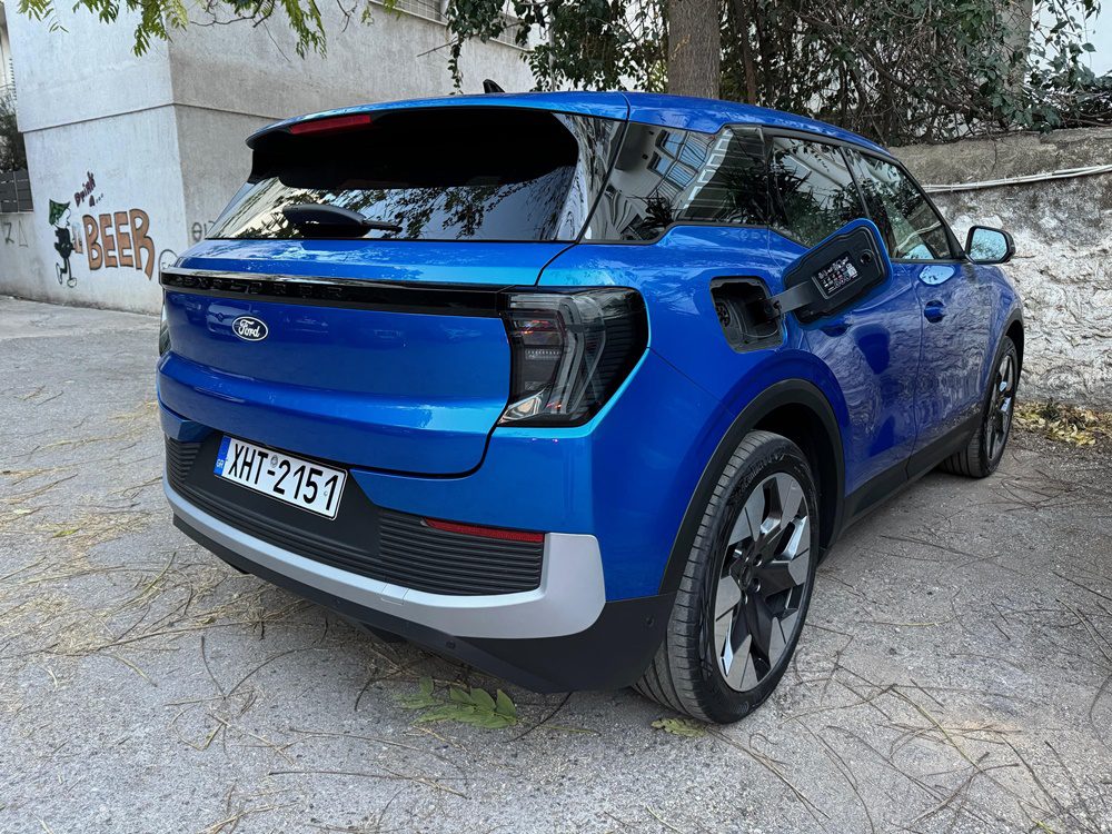 Δεξιά και πίσω η παροχή για τη φόρτιση στο Ford Explorer