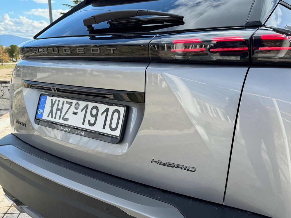 Η υπογραφή Hybrid στο Peugeot 2008