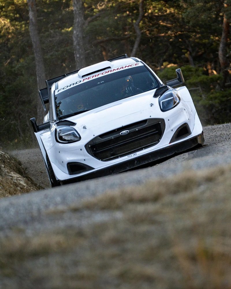 Ford Puma Rally1 σε στεγνό με ελαστικά Hankook